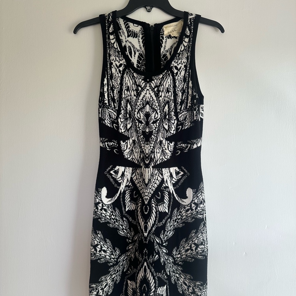 Nicole miller dress
Elegant Black and White Midi Dress